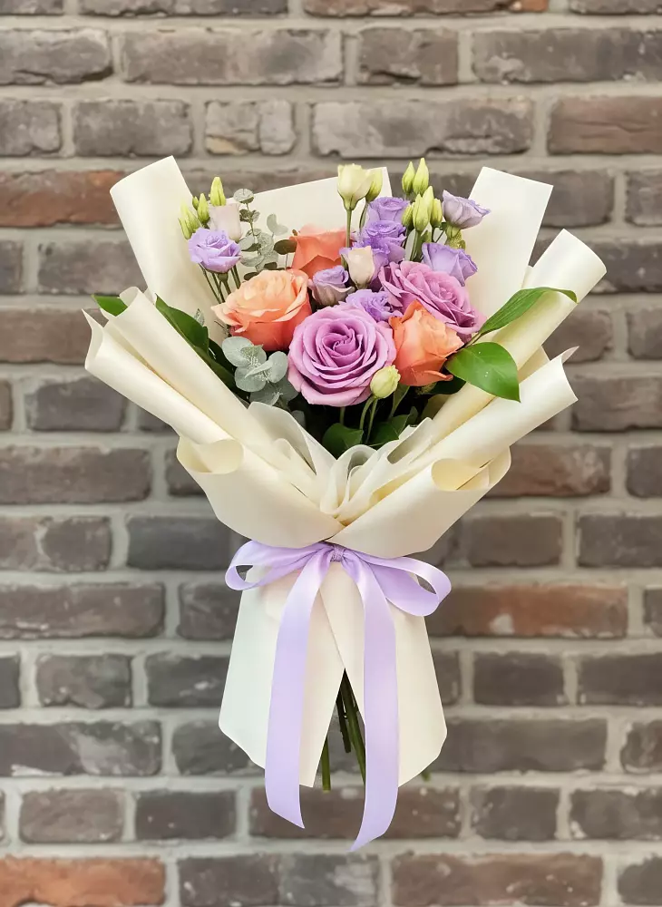 Букет цветов из: Лизиантусы и Розы в Лосино-Петровском