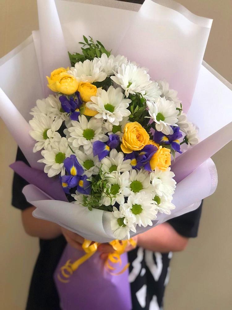 Букет цветов из: Ирисы, Хризантемы и Розы в Лосино-Петровском